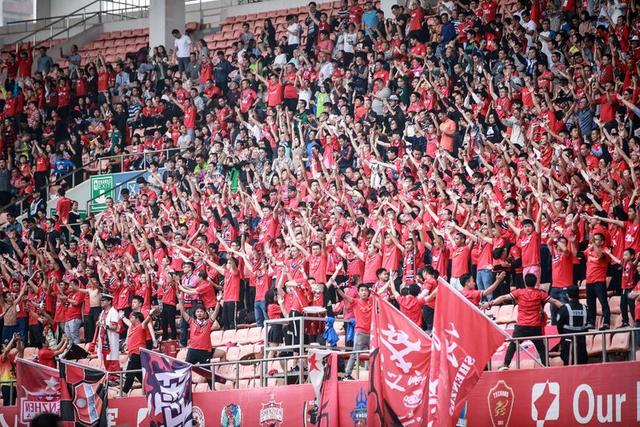 记者：李凯尔脚部仍有些肿胀 正常走路无大碍